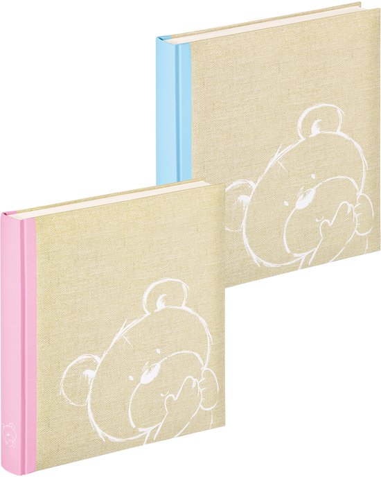 Twee babyalbums, beige met een bruine beer print. Eén album heeft een lichtblauwe, de ander een roze rug.