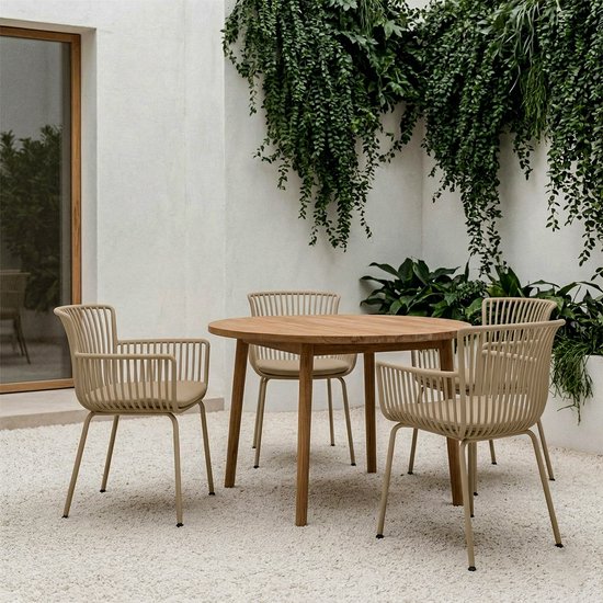 Ronde houten tafel met vier beige tuinstoelen met ribbelpatroon op een wit tapijt, omringd door groen.