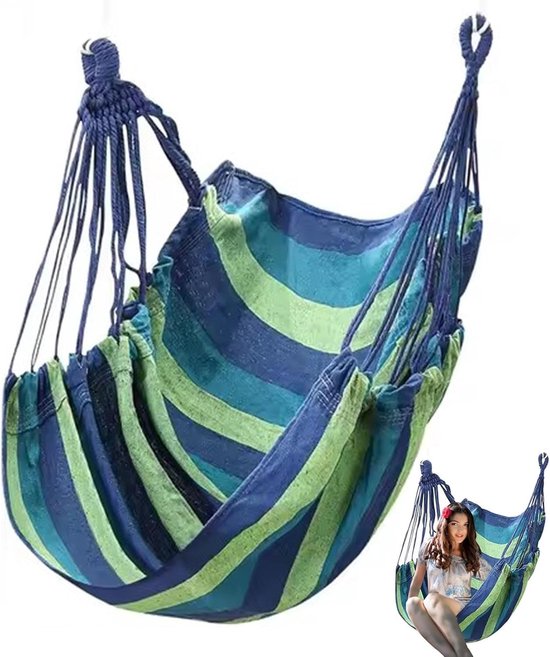 Hangmatstoel met blauwe en groene strepen. Een vrouw zit in een kleinere, vergelijkbare hangmat ernaast.