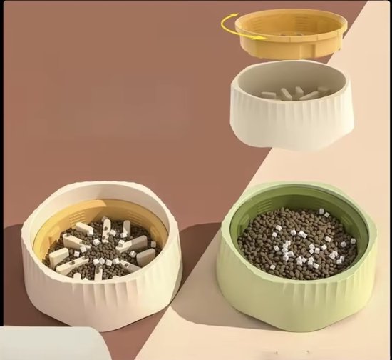 Twee golvend gevormde voerbakken, één groen met brokjes, één wit met brokjes en een inzet.