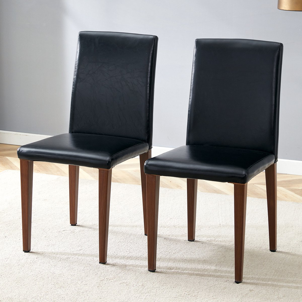 [Set van 2 minimalistische eetkamerstoelen] Lichtgewicht luxe in Europese stijl met een afwerking in zwart walnoothout: zwart PU-leer + metalen poten met een diepe walnootlook. Past perfect in moderne eetkamers.