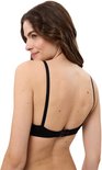 Model in zwarte beha en slip, achterkant zichtbaar, kijkend over de schouder.