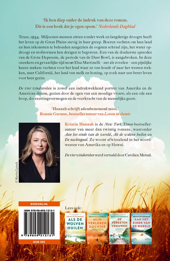 Boekcover met op de voorgrond een vrouw en twee kinderen in een korenveld, met een windmolen op de achtergrond. Tekst: 'De vier windstreken' door Kristin Hannah.