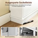 Detail van de witte schoenenkast die de sokkelafwerking toont. Afbeeldingen tonen stofophoping en vuil onder de kast.