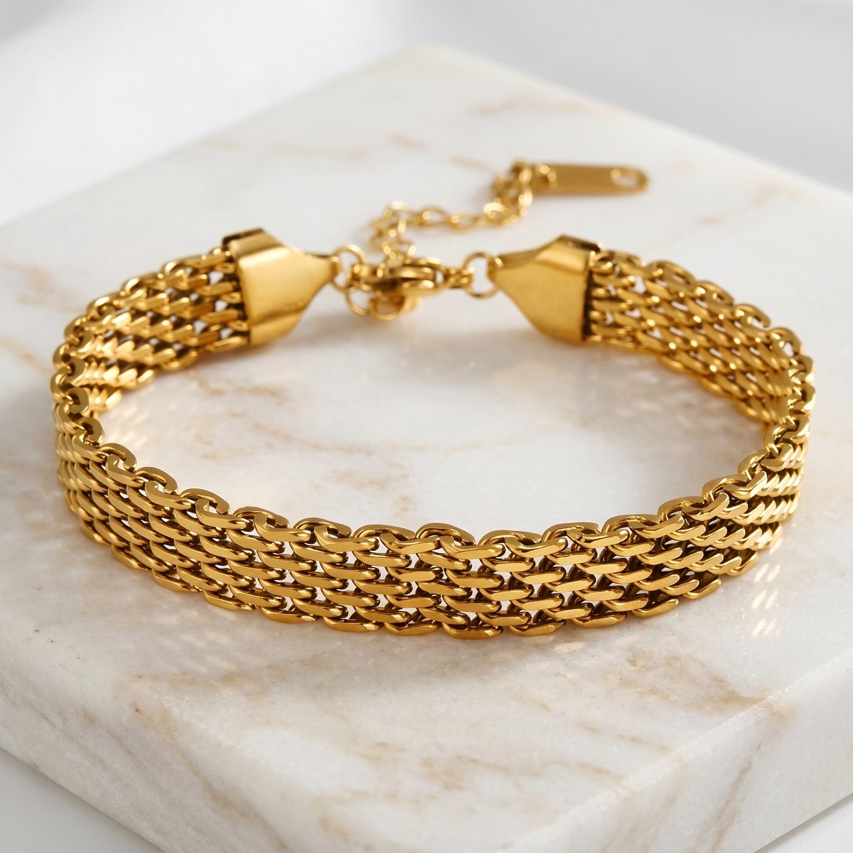 Lundholm Luxe Premium Stainless Steel Gold Plated Goudkleurige Armband Dames Minimalistisch - Vrouwen Cadeautjes Cadeau voor Vrouw tip Afscheid Verjaardag Bedankt Cadeau - Ilona Serie - Scandinavisch Design