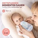 Moeder voedt baby met fles in beige babynestje. Tekst: 'Ontspannen momenten samen'.