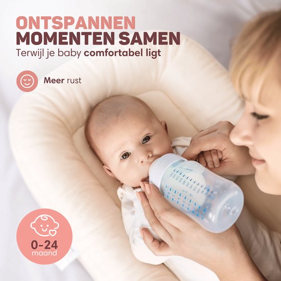 Moeder voedt baby met fles in beige babynestje. Tekst: 'Ontspannen momenten samen'.