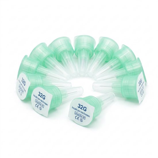 Twaalf 32G insuline pennaaldkapjes met groene dop, gerangschikt in een cirkel.