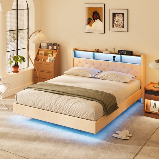 Un lit double beige avec des compartiments de rangement, un éclairage LED et des tables de chevet.