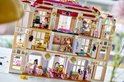 LEGO Friends Grand Hotel met paars dak, 4 verdiepingen, poppetjes en hotelbalie.