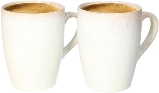 Twee witte mokken met glanzende bruine rand, gevuld met koffie.