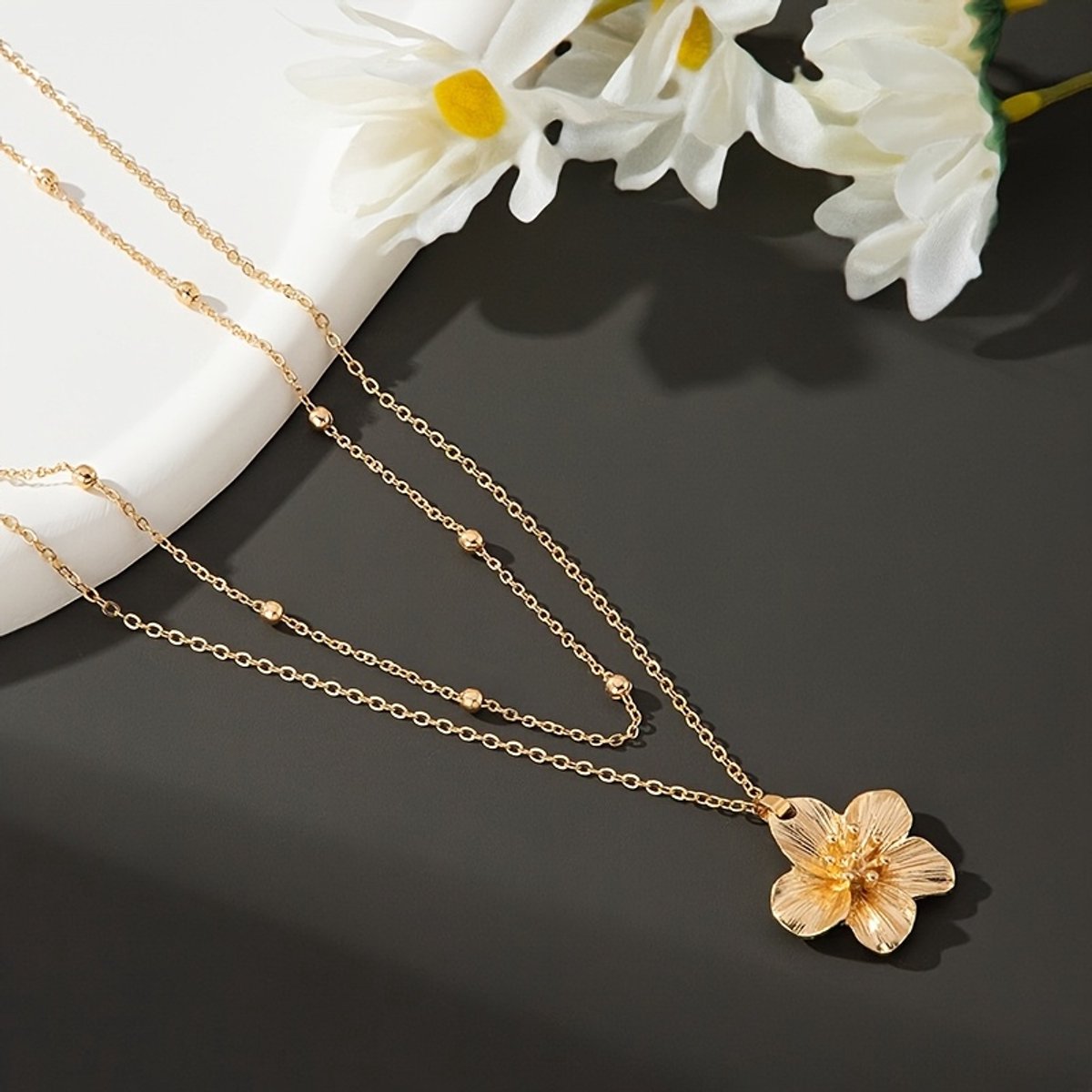 Sjika - Dames Ketting Goudkleurig met Bloem Hanger – Layered Halsketting – Dubbele Ketting Dames – Trendy Minimalistische Sieraden - Cadeau voor haar