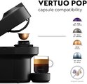 Zwarte Nespresso Vertuo Pop machine met een capsule die wordt ingebracht. Rechts de compatibele capsules.