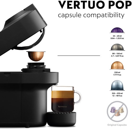 Zwarte Nespresso Vertuo Pop machine met een capsule die wordt ingebracht. Rechts de compatibele capsules.