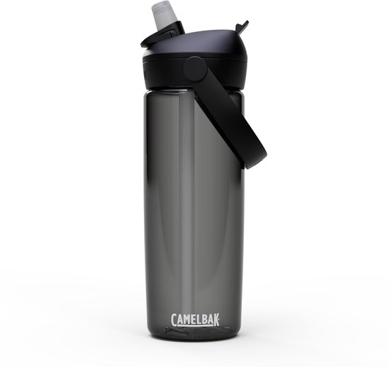 Een donkergrijze CamelBak drinkfles met rietje en een ergonomisch handvat op een witte achtergrond.