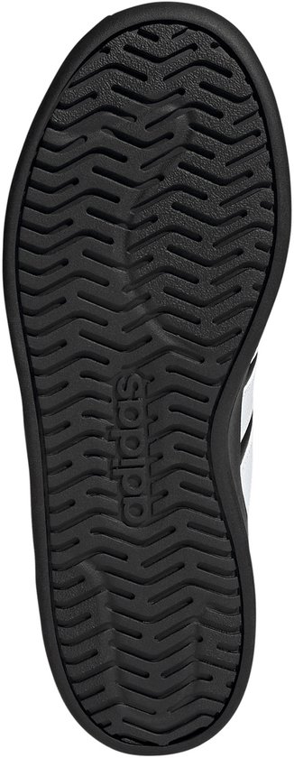 Detail van de zwarte loopzool van een Adidas-sneaker met het Adidas-logo en golvend profiel.