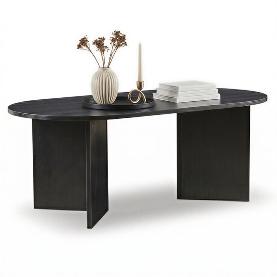 Zwarte ovale salontafel met realistische houtstructuur, met vaas, kandelaar en stapel boeken.