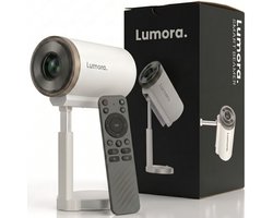 Lumora® Pro Mini Beamer 2026 – Alles-in-één Smart TV Projector – 4K Ultra HD – Android 13 – WiFi 6 & Bluetooth 5.4 – Voor iOS & Android – Inclusief in hoogte verstelbare standaard – Wit