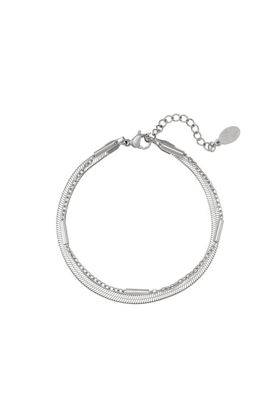 Zilverkleurige armband met dubbele ketting en platte schakels, met schakelverlenging.