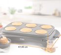 Zwarte DOMO pannekoekenplaat met zes ronde pannenkoeken, met afmetingen 47,50 cm, 9 cm en 30 cm.