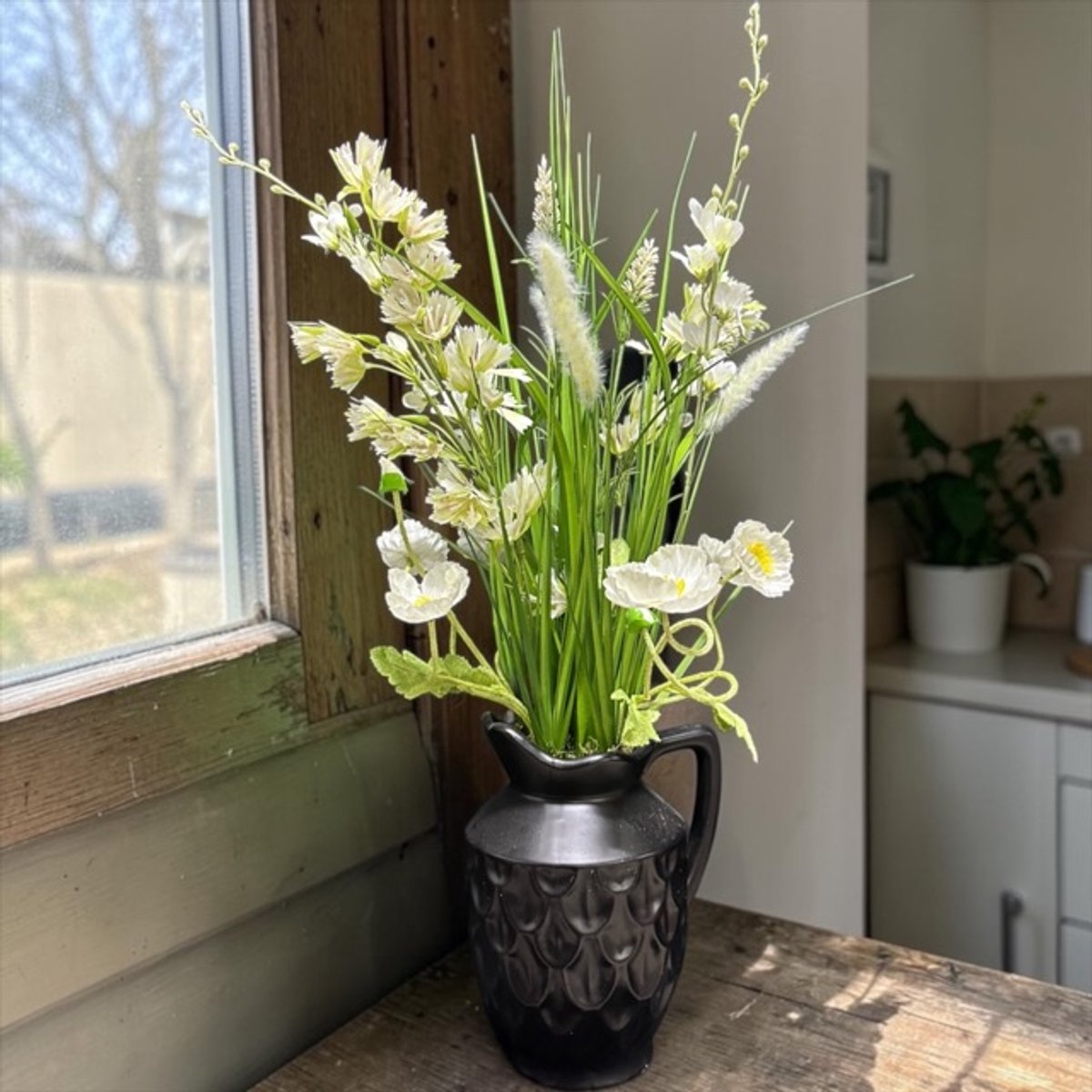 Seta Fiori Mat Zwarte Schenkkan met Kunstgras boeket – Witte Pluimen & Veldbloemen Groen