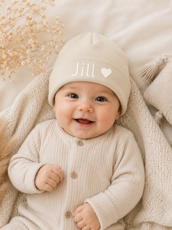 Babymutsje met Naam - Gepersonaliseerd Beige Newborn Mutsje - Kraamcadeau Baby - Beige unisex — afbeelding 2