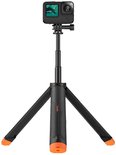 Zwarte action cam selfie stick met oranje poten en oranje doppen, omgevormd tot een statief.
