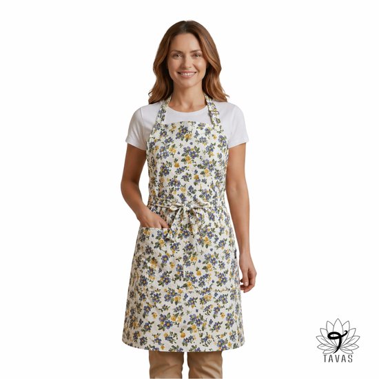 Tablier de cuisine pour femme sur fond blanc avec un motif floral délicat bleu et jaune. Le tablier a une ceinture à nouer et des poches plaquées.