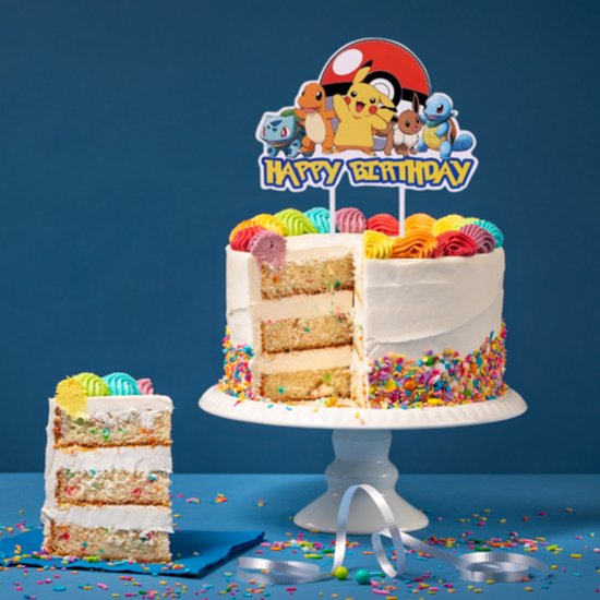 Verjaardagstaart met Pokémon-figuren Pikachu, Charmander, Squirtle, Bulbasaur en een 'Happy Birthday'-banner. De taart is wit gecrèmeerd met veelkleurige sprinkles.