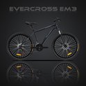 Zwarte Evercross EM3 mountainbike met reflectie op een donkere, glanzende achtergrond.