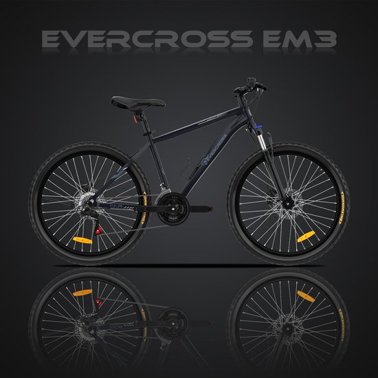 Zwarte Evercross EM3 mountainbike met reflectie op een donkere, glanzende achtergrond.