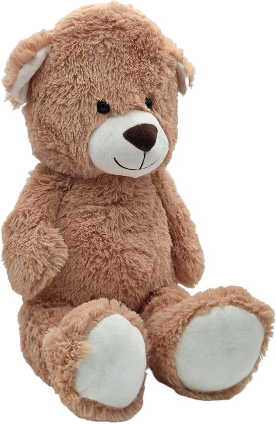 Zachte bruine teddybeer van 45 cm met witte poten en buik, donkere neus en glimlach.