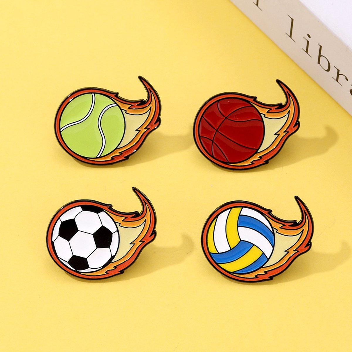 Flaming Sport Emaille Pin - Creatieve Voetbal & Basketbal Broche - Unieke Sport - Metaal - Sportief Cadeau & Souvenir