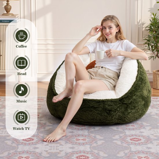Een jonge vrouw zit in een groene avocadovormige zitzak, met icoontjes voor koffie, lezen, muziek en tv.