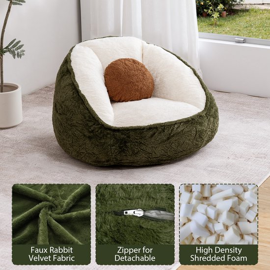 Een groene avocadovormige zitzak met witte, zachte voering, een bruine pit, en details van de stof.
