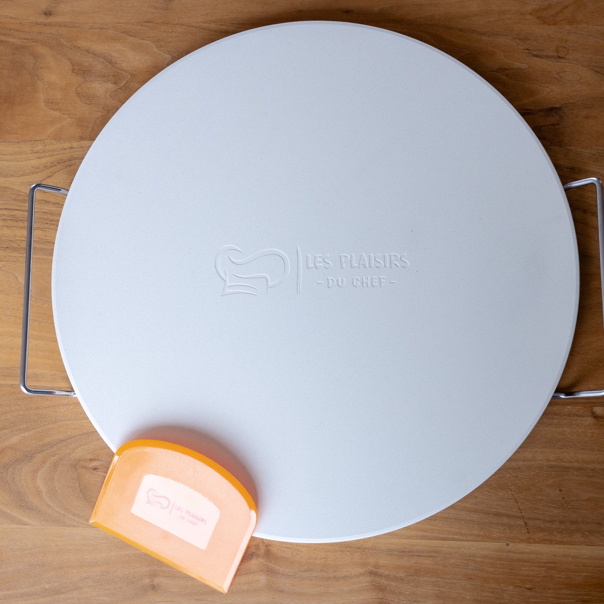 Les Plaisirs du Chef - Extra grote Deluxe Pizzasteen voor oven & BBQ met serveerrek uit RVS en schraper - 41 cm - Codoriet steen XXL