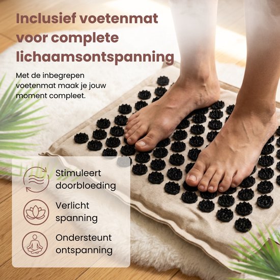 Voeten op een beige acupressuurmat met zwarte spikes, inclusief voetmat voor volledige ontspanning.