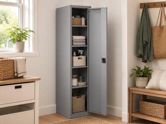 Grijze metalen archiefkast met open deur, gevuld met diverse manden, handdoeken en flessen.