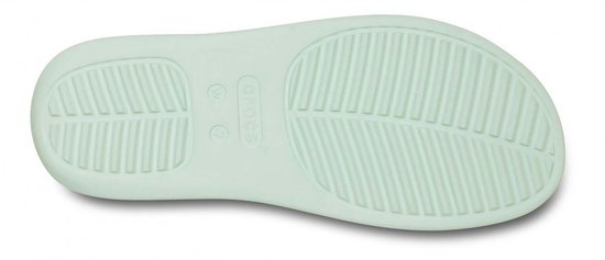 Onderkant van een lichtgroene Crocs slipper met golvend profiel.