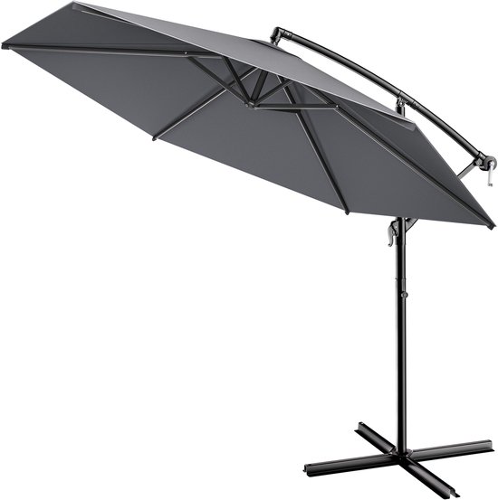Donkergrijze zweefparasol met zwarte paal en kruisvoet, gefotografeerd op een witte achtergrond.