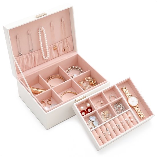 Een open witte sieradendoos met roze voering, met een uitneembare lade. Bevat diverse kettingen, armbanden, ringen, oorbellen en een horloge.