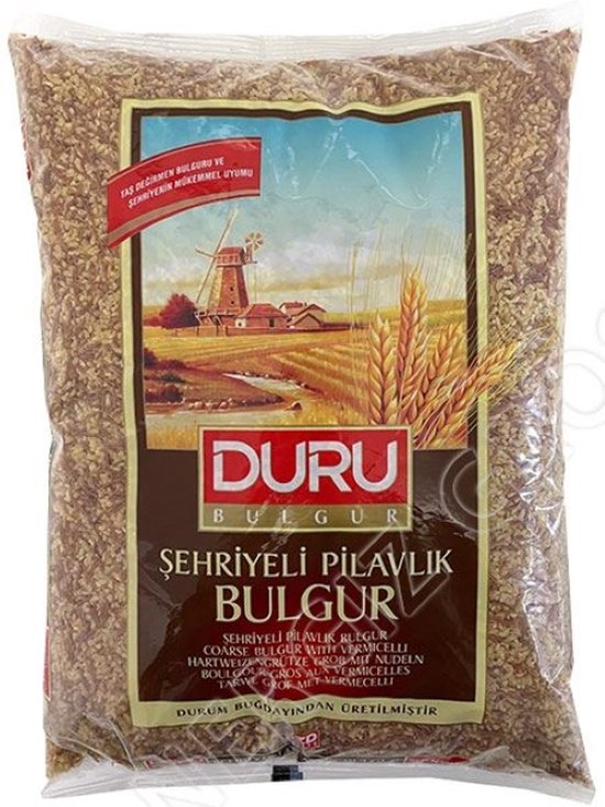 Duru Şehriyeli Pilavlık Bulgur: grof bulgur met vermicelli, verpakt in een doorzichtige zak met een afbeelding van een molen en korenaren.