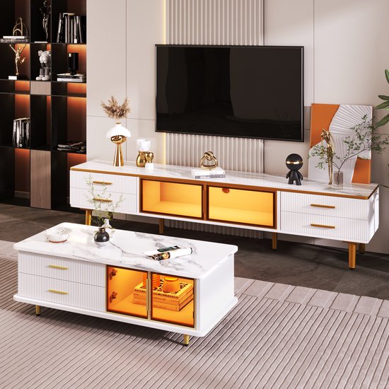 Wit tv-meubel met gouden accenten en led-verlichting, naast een marmerlook salontafel.