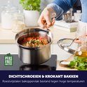 Handen die een pan met vlees en tomatensaus op een inductiekookplaat plaatsen. PFAS FREE Non-Stick logo zichtbaar.