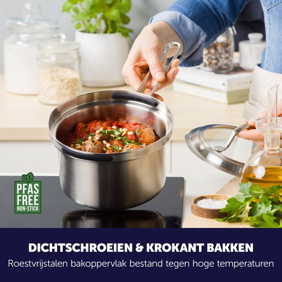 Handen die een pan met vlees en tomatensaus op een inductiekookplaat plaatsen. PFAS FREE Non-Stick logo zichtbaar.