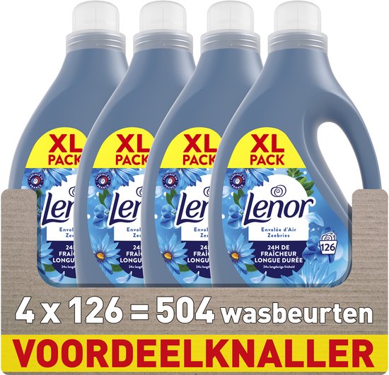 Quatre bouteilles XL de lessive Lenor dans un emballage cartonné. Texte : "4 x 126 = 504 lavages VOORDEELKNALLER".