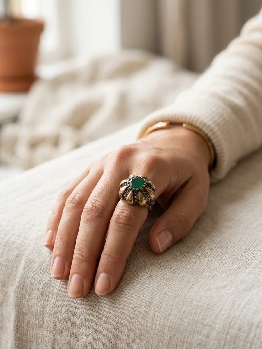 Dorvina Vintage Dames Gezicht Bronzen Authentiek Sieraad Groen Kristallen Steen Antiek Granaatappel Model Vruchtbaarheidssymbool Verstelbaar