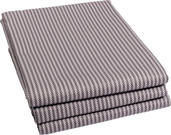 Stapel van vier grijze en witte gestreepte PVC-tapijten met een klein rasterpatroon.