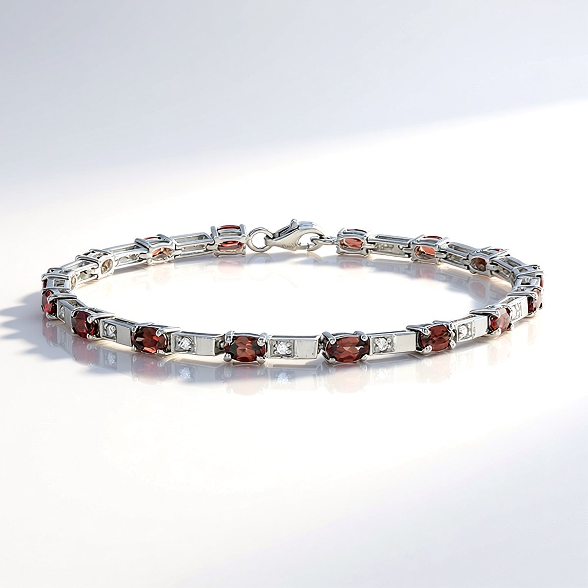 Cavill - Zilveren Armband met 5,48 ct Rode Cambodjaanse Zirkonen - 925 Sterling Zilver 19 cm - Platina Verguld - Elegante Ovaal en Ronde Steentjes