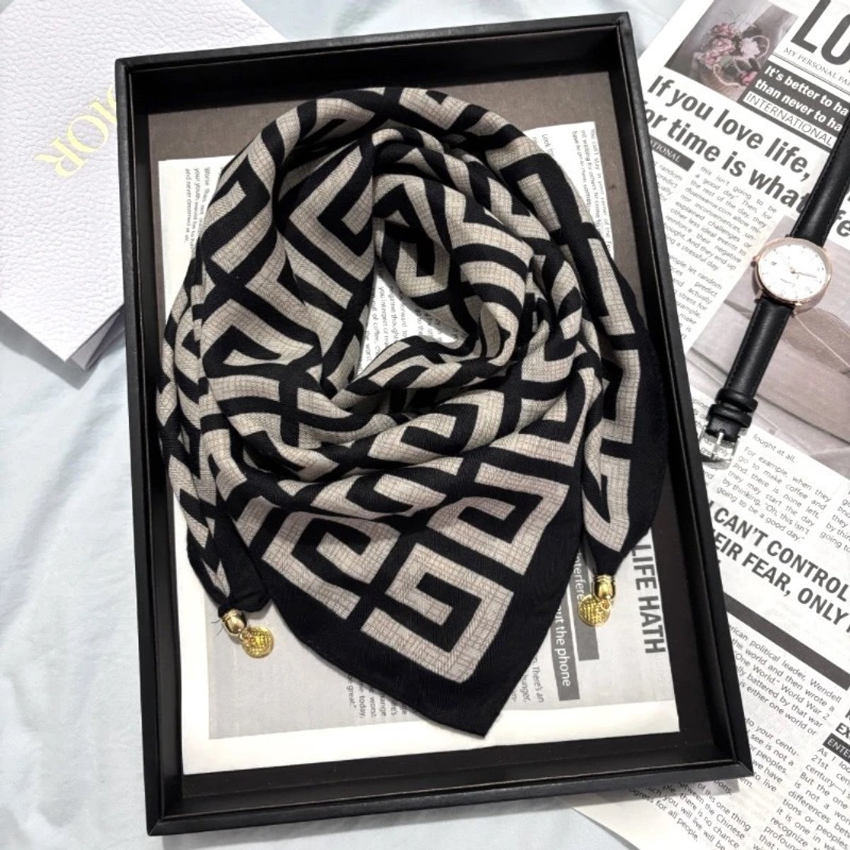 Sjaal-65cm-Vierkante sjaal met magnetische drukknoopsluiting – Te vormen tot driehoekige sjaal – Stijlvolle & elegante nekwarmer – Must-have voor elke outfit-Zwart met geometrisch patroon